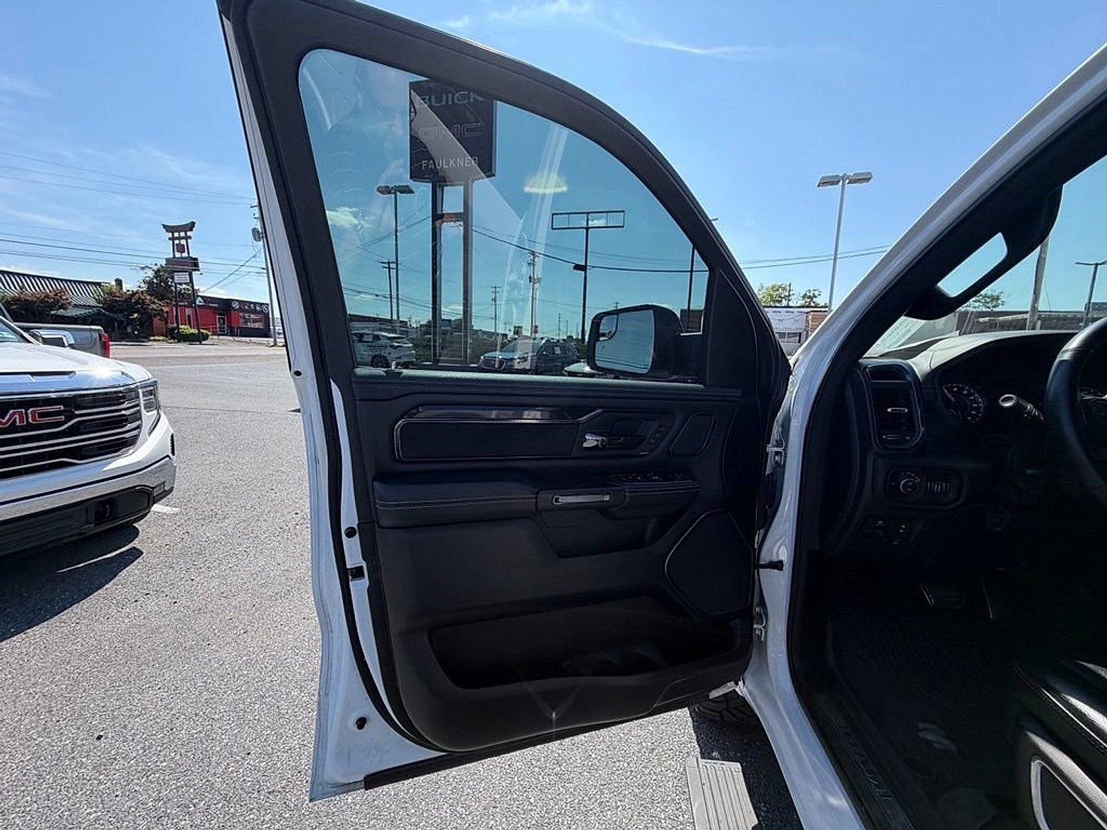 2022 RAM 1500 Laramie Crew Cab 4x4 5'7" Box
