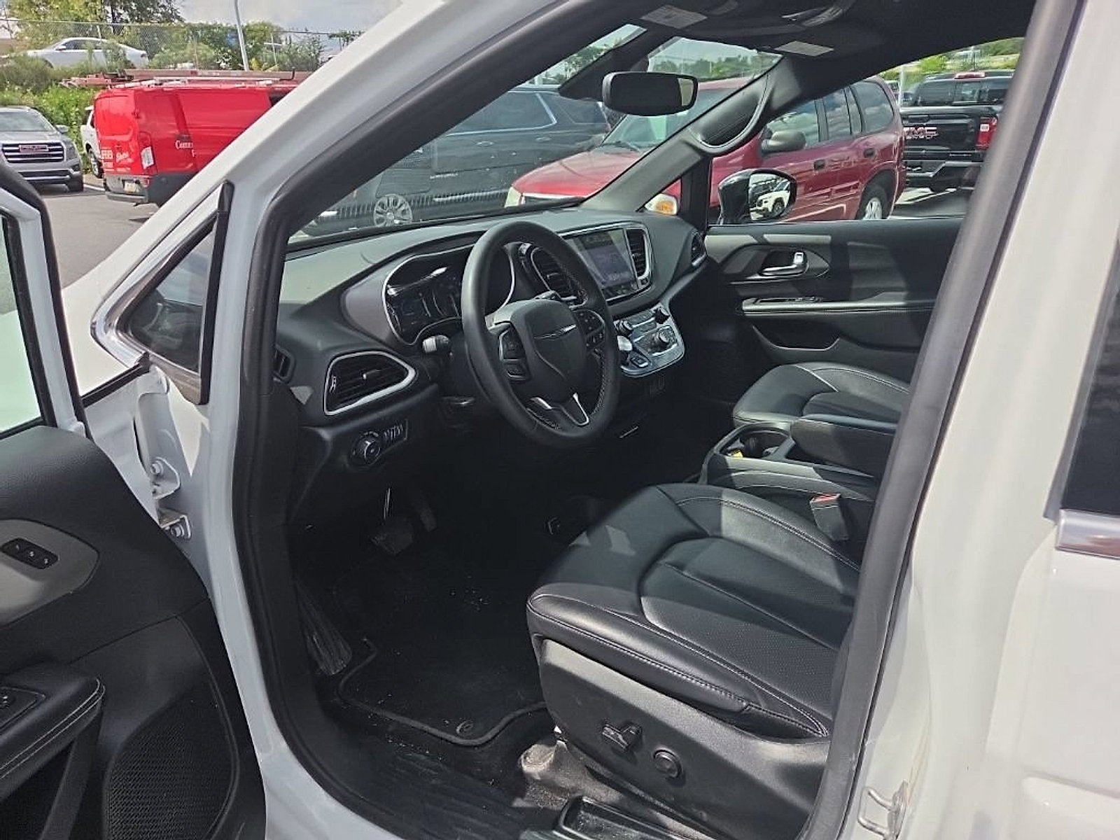 2025 Chrysler Pacifica Select