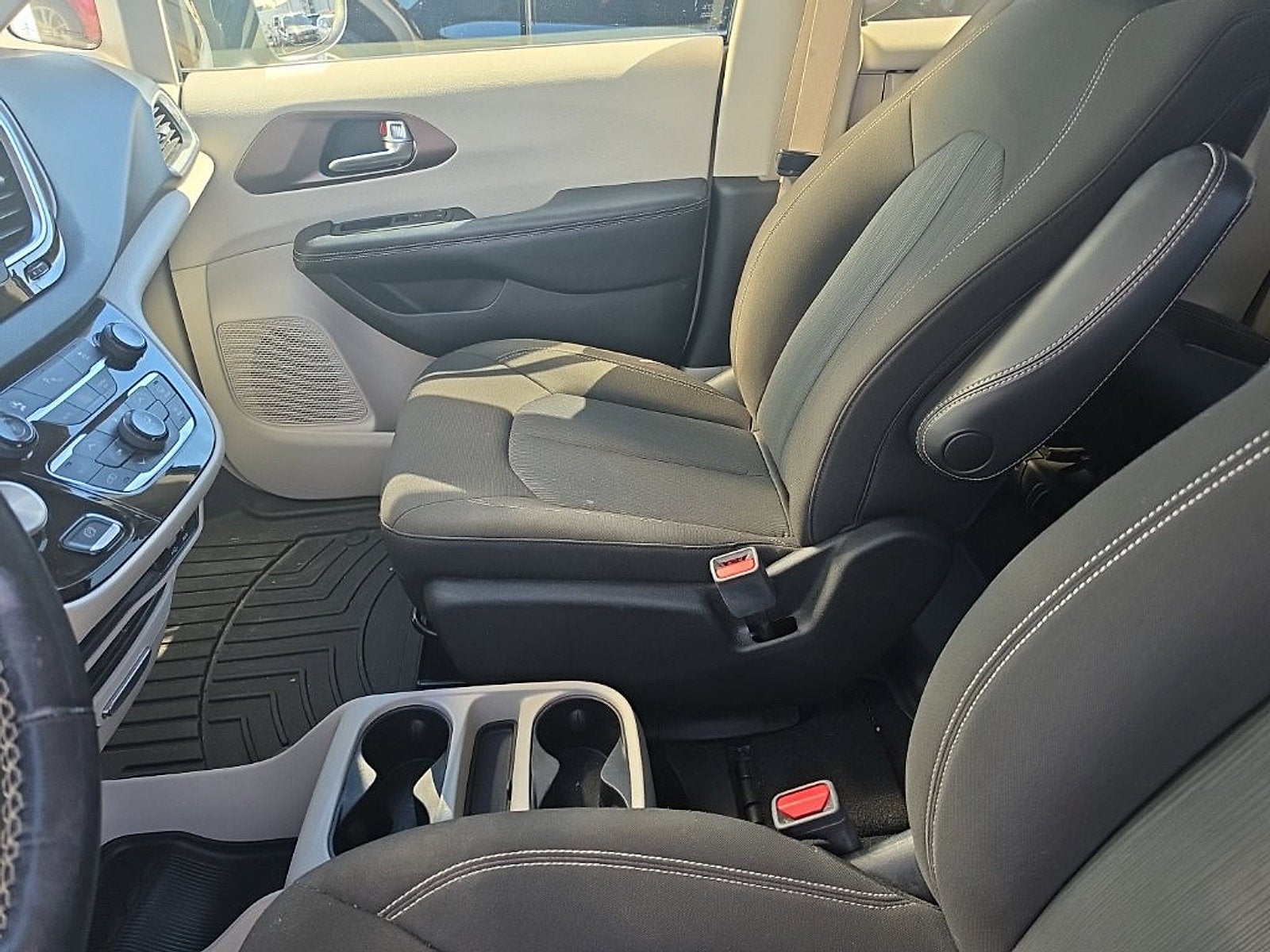 2020 Chrysler Voyager LX