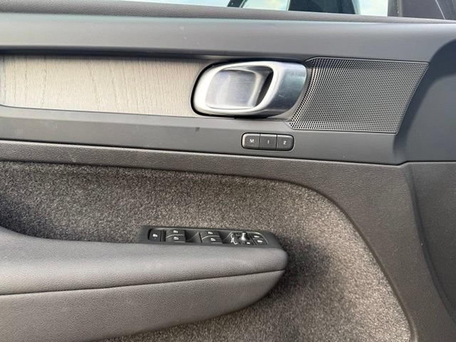 2023 Volvo XC40 B5 AWD Plus Dark Theme
