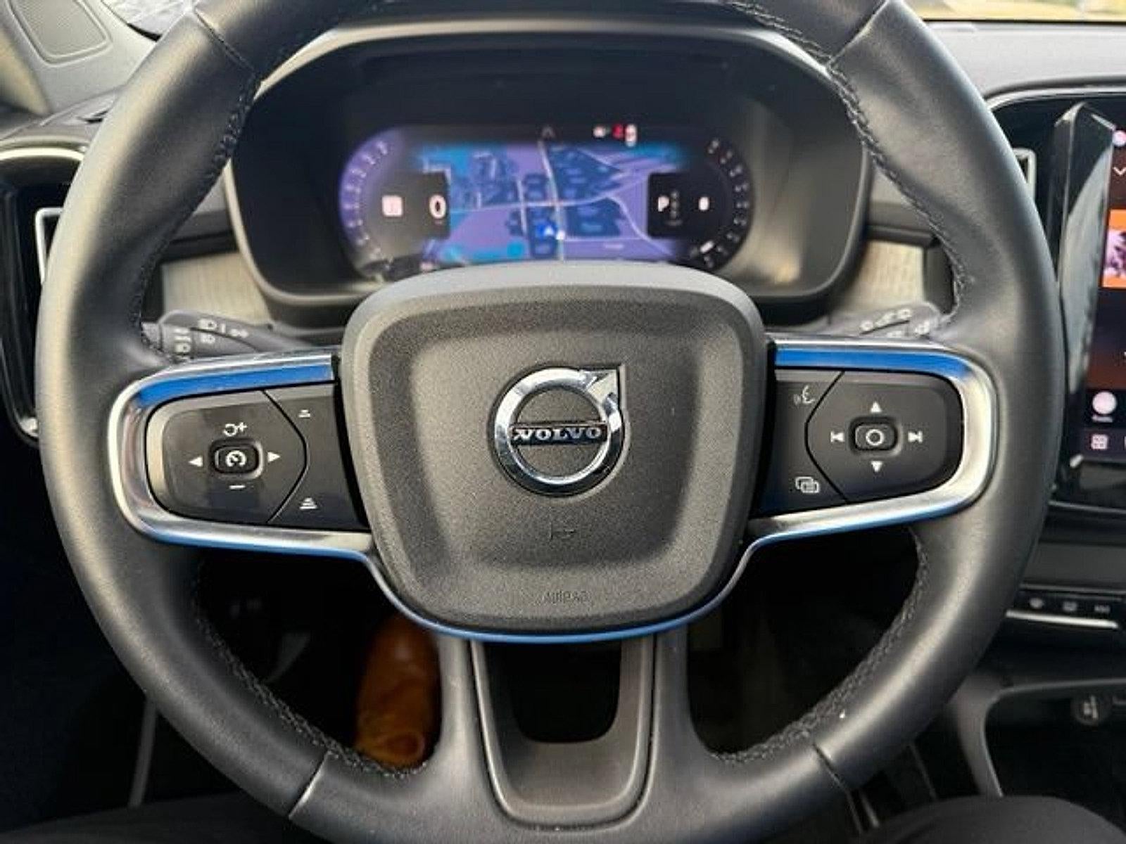 2023 Volvo XC40 B5 AWD Plus Dark Theme