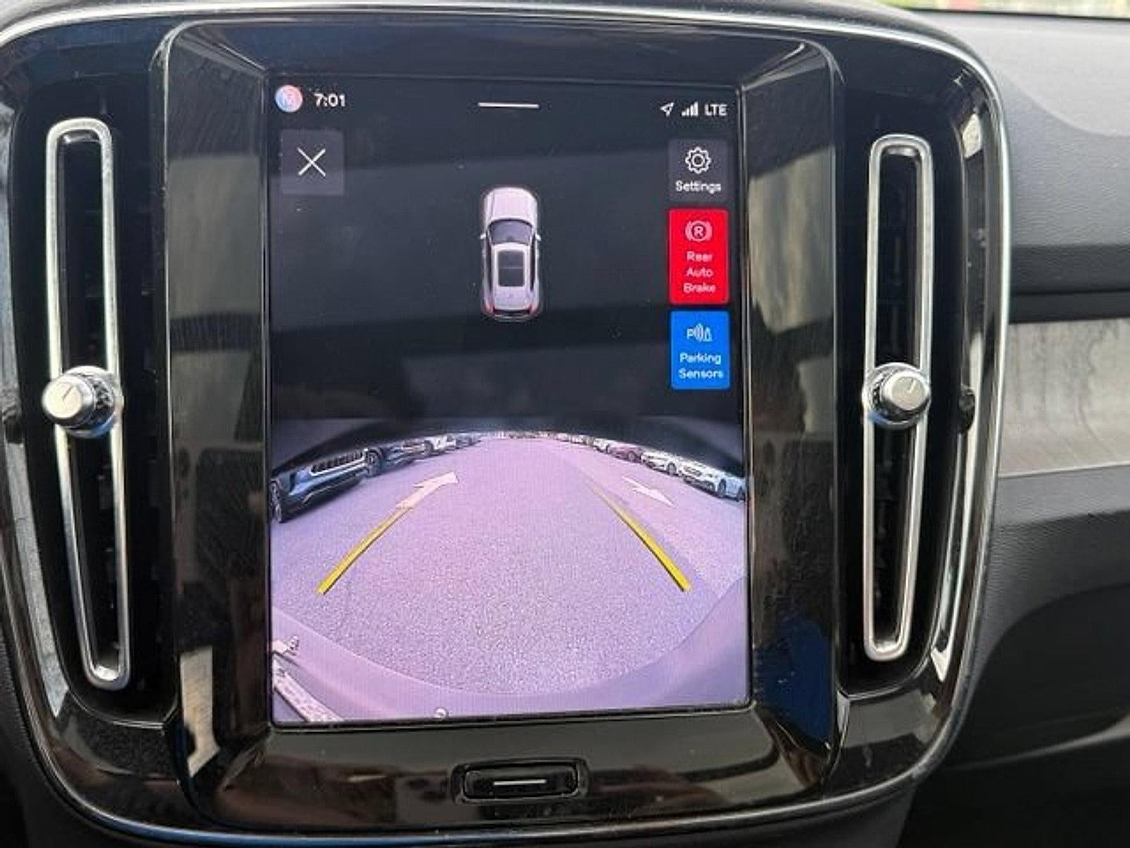 2023 Volvo XC40 B5 AWD Plus Dark Theme