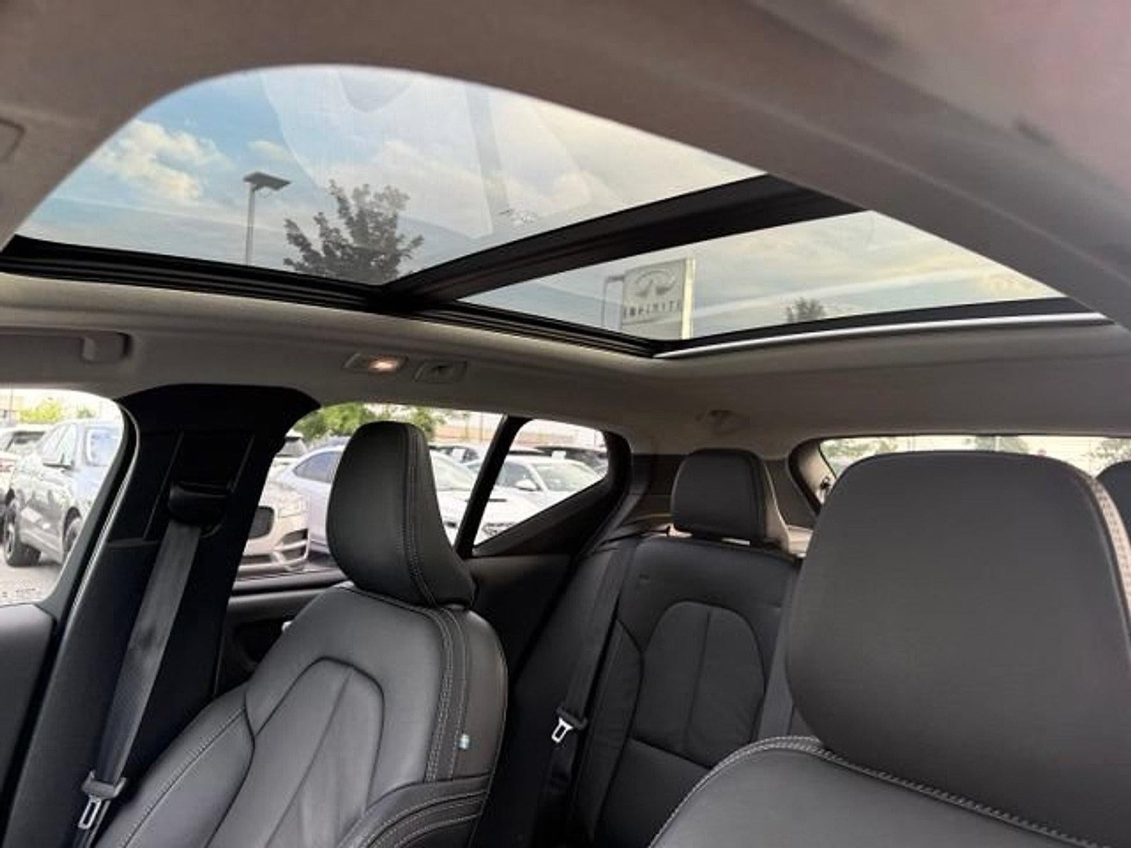 2023 Volvo XC40 B5 AWD Plus Dark Theme