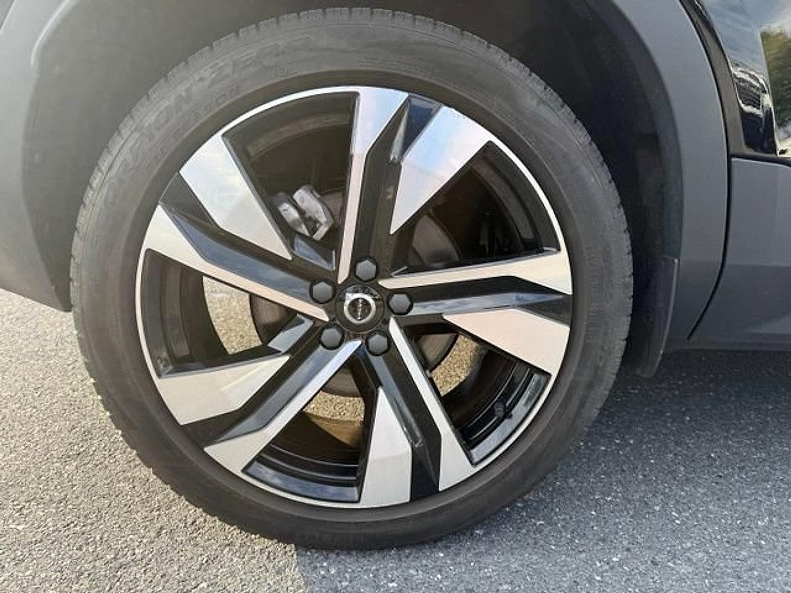 2023 Volvo XC40 B5 AWD Plus Dark Theme