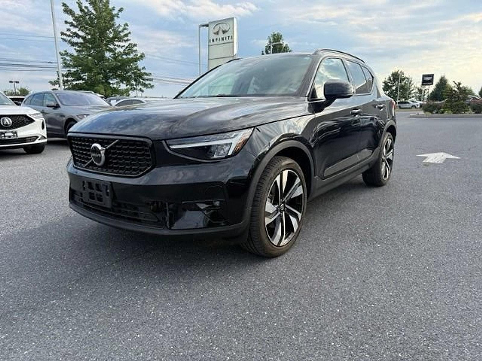 2023 Volvo XC40 B5 AWD Plus Dark Theme