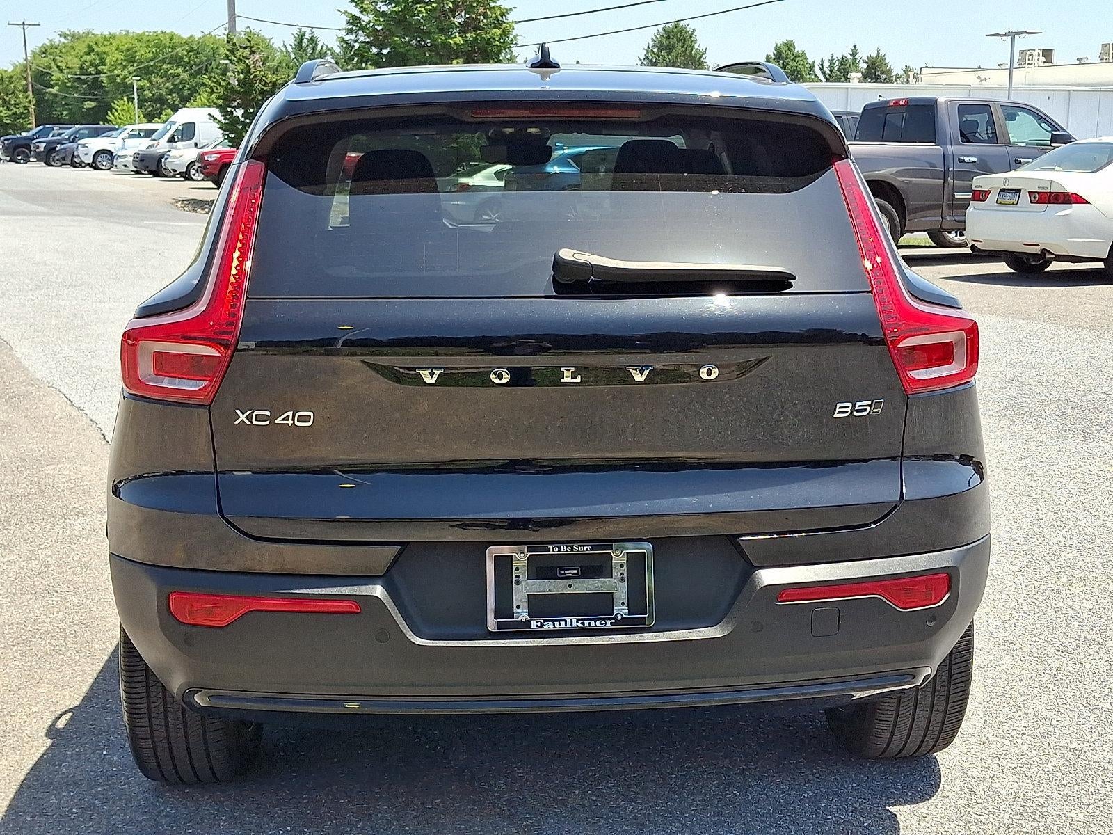 2023 Volvo XC40 B5 AWD Plus Dark Theme