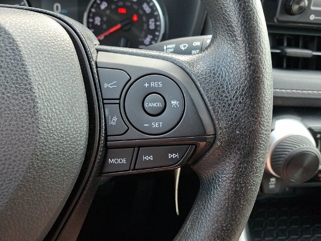 2020 Toyota RAV4 LE ***LOW MILES***