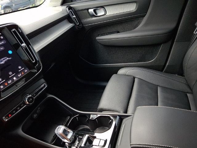 2025 Volvo XC40 B5 AWD Plus Bright Theme
