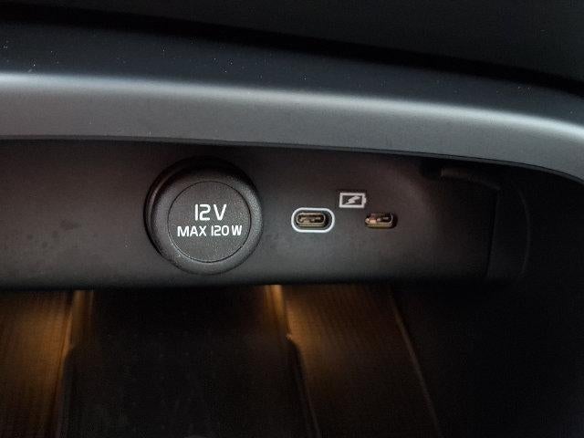 2025 Volvo XC40 B5 AWD Plus Bright Theme