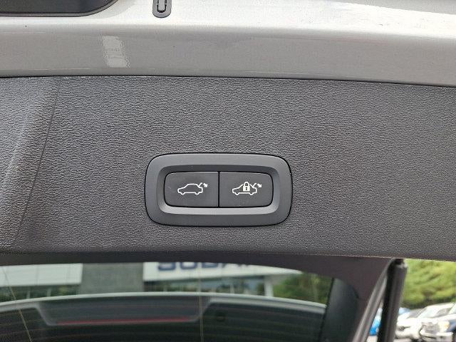 2025 Volvo XC40 B5 AWD Plus Bright Theme