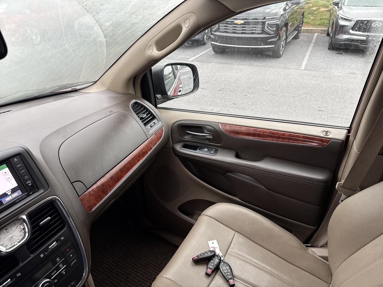 2014 Chrysler Town & Country 4dr Wgn Touring-L