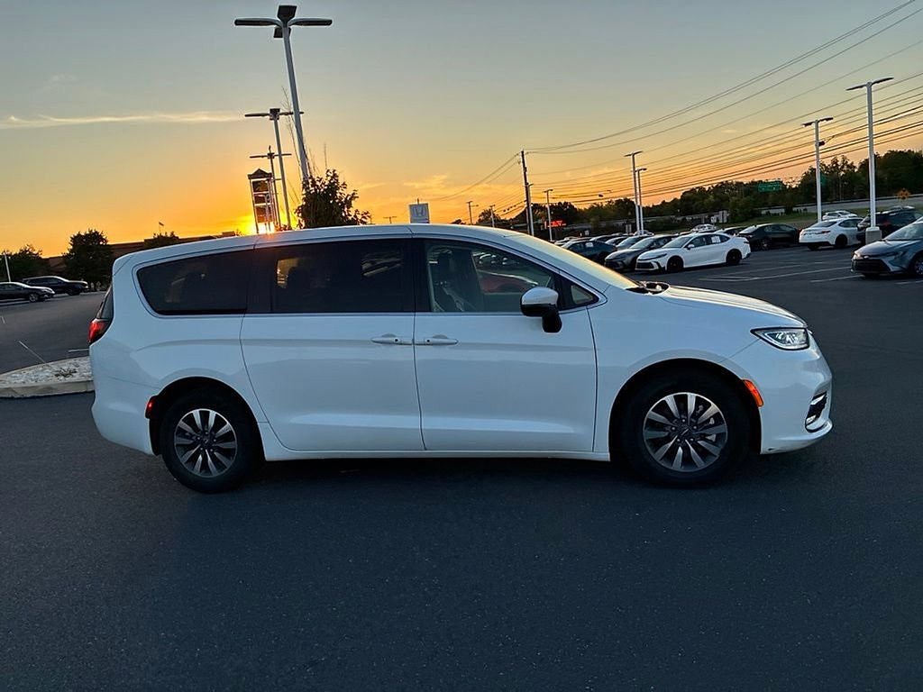 2023 Chrysler Pacifica Hybrid Touring L