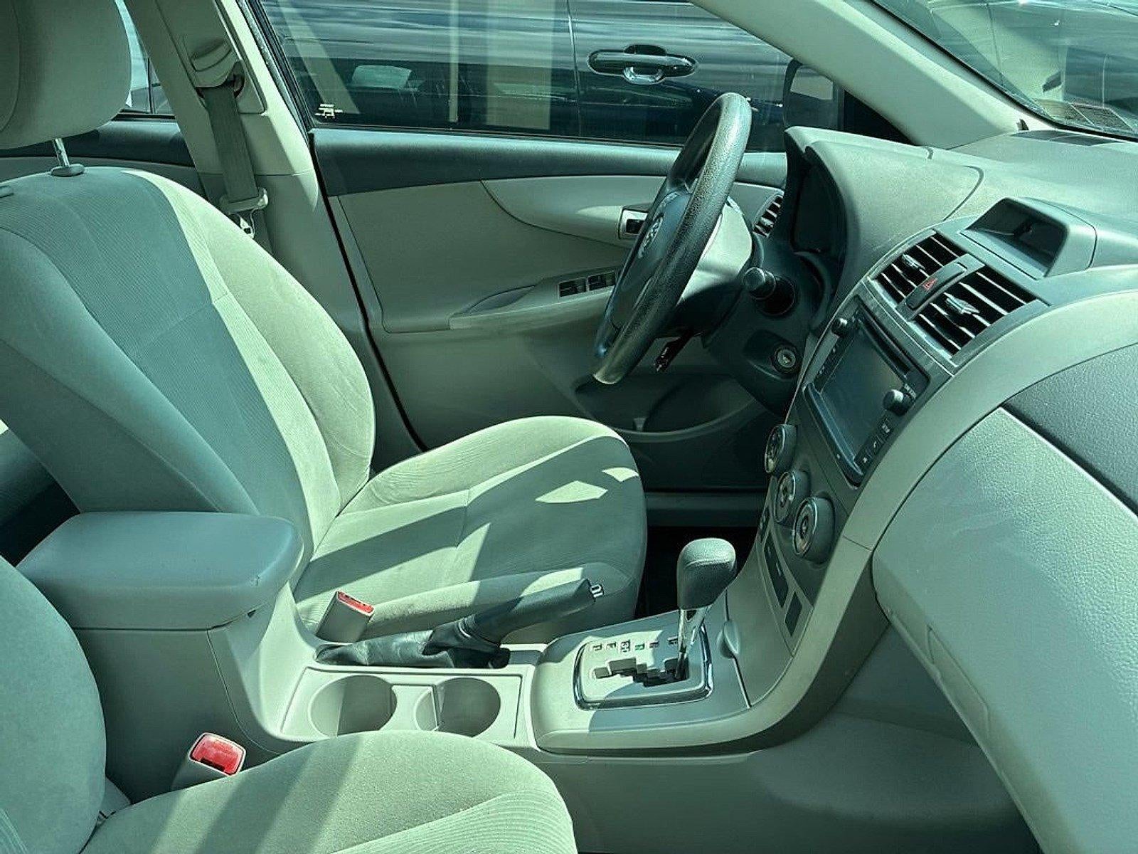 2013 Toyota Corolla 4dr Sdn Auto LE (Natl)