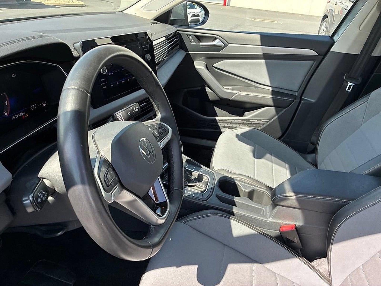 2025 Volkswagen Jetta SE Auto