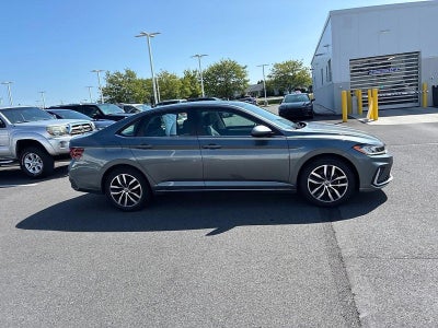 2025 Volkswagen Jetta SE Auto