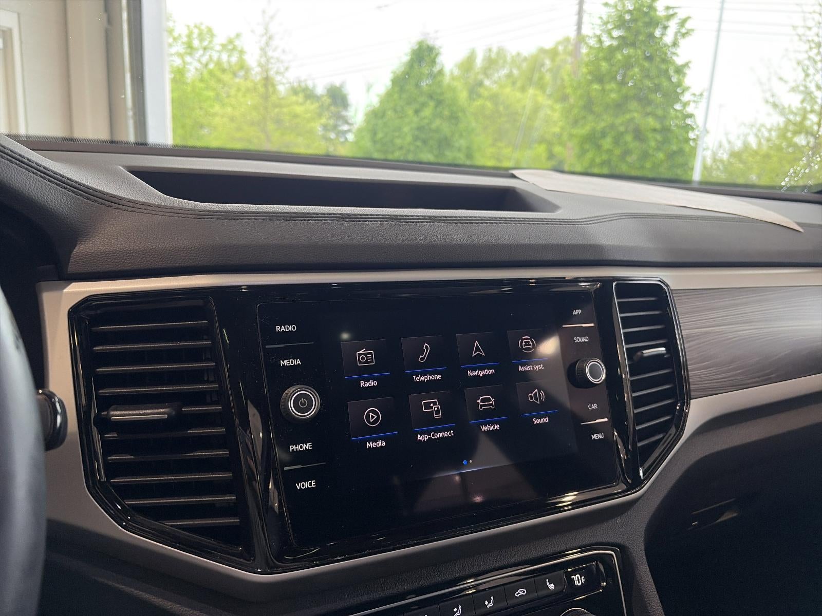 2023 Volkswagen Atlas Cross Sport 2.0T SE w/Technology 4MOTION