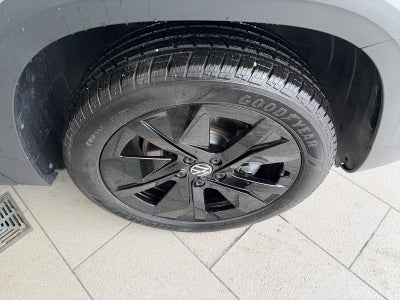 2025 Volkswagen Taos SE Black FWD