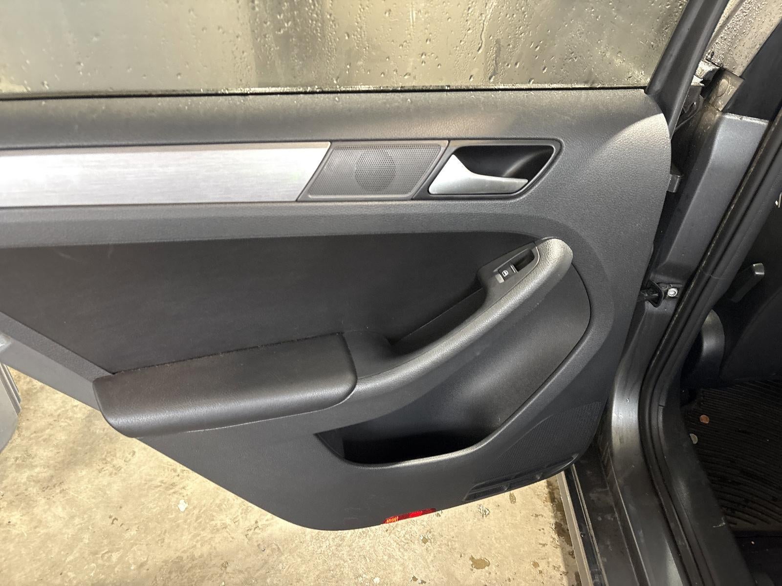 2016 Volkswagen Jetta 4dr Auto 1.8T Sport PZEV Sedan