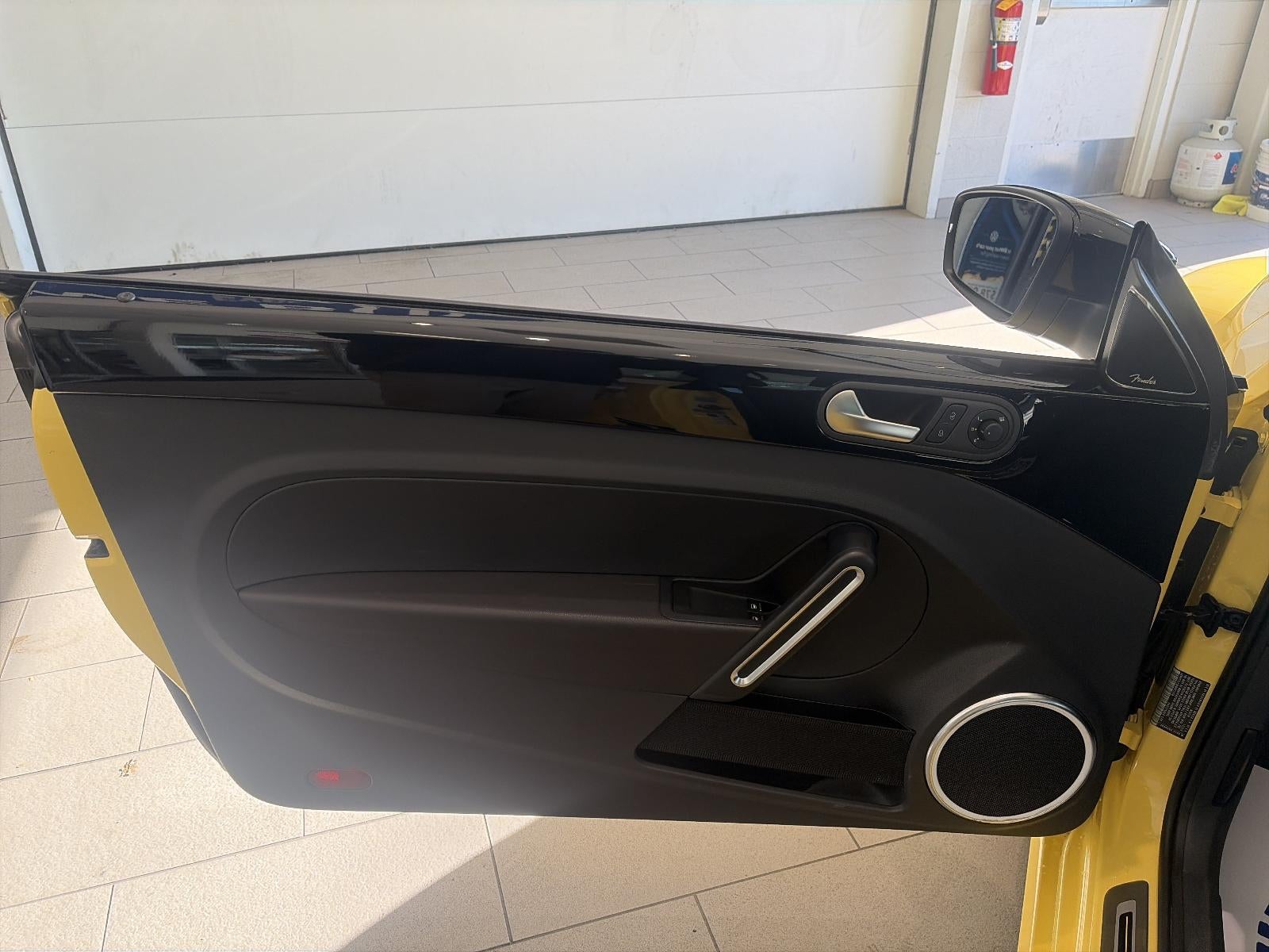 2014 Volkswagen Beetle 2dr DSG 2.0T Turbo R-Line PZEV