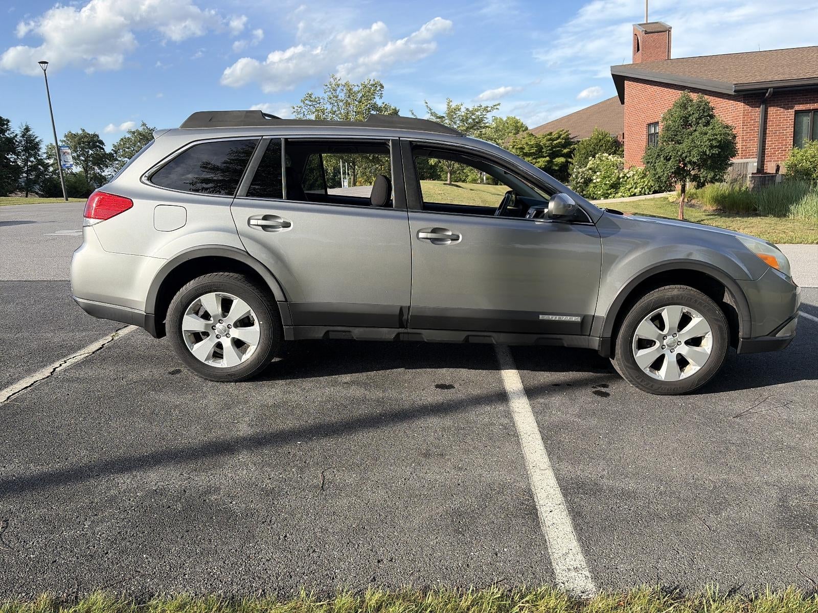 2011 Subaru Outback 2.5i Premium Manual w/All-Weather Pkg and harman/kardon Audio Pkg