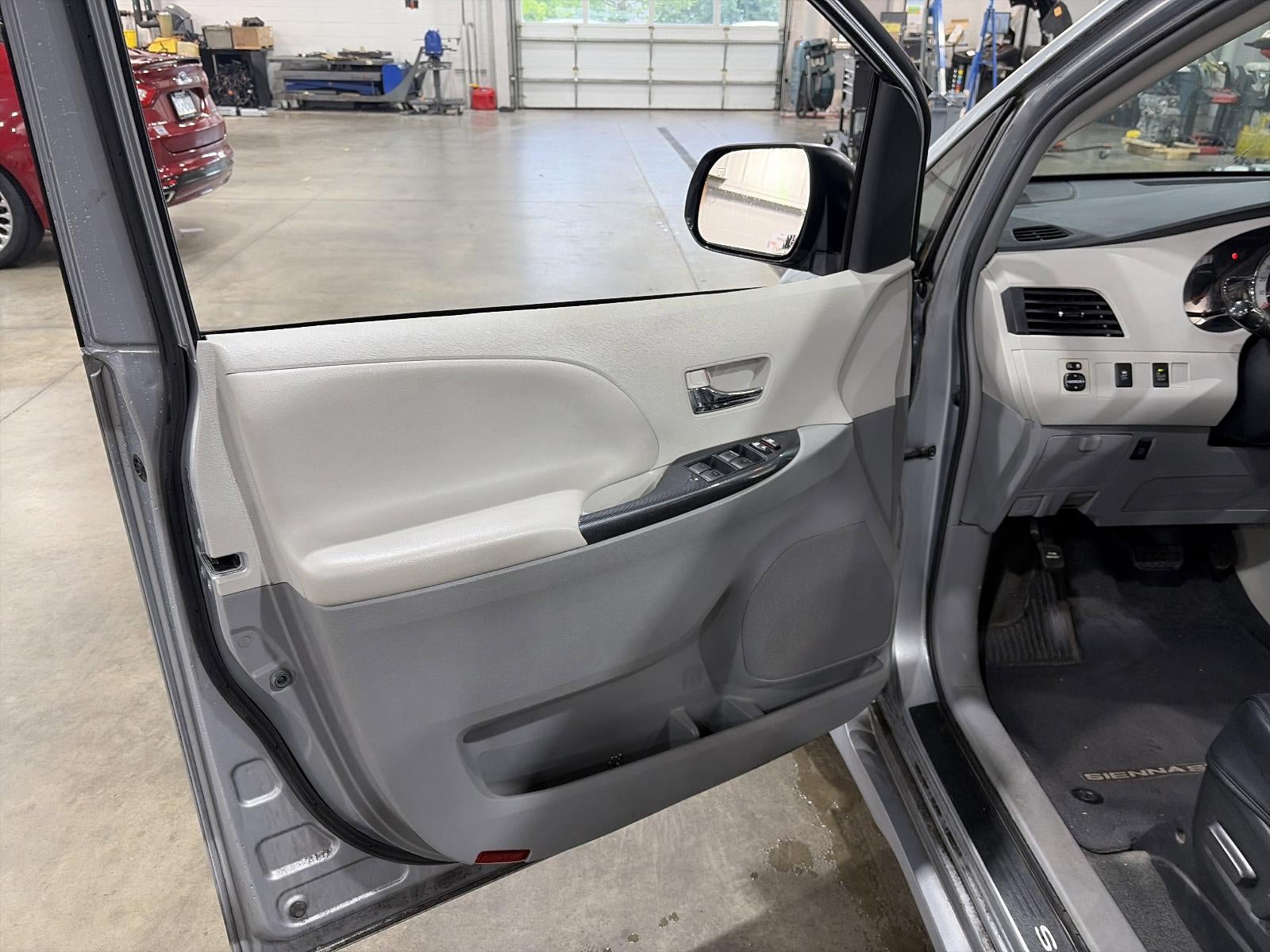 2013 Toyota Sienna 5dr 8-Pass Van V6 SE FWD (Natl)
