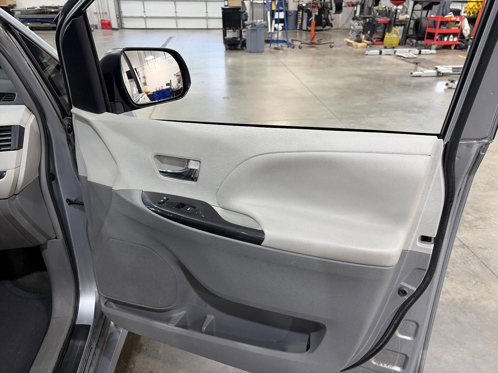 2013 Toyota Sienna 5dr 8-Pass Van V6 SE FWD (Natl)