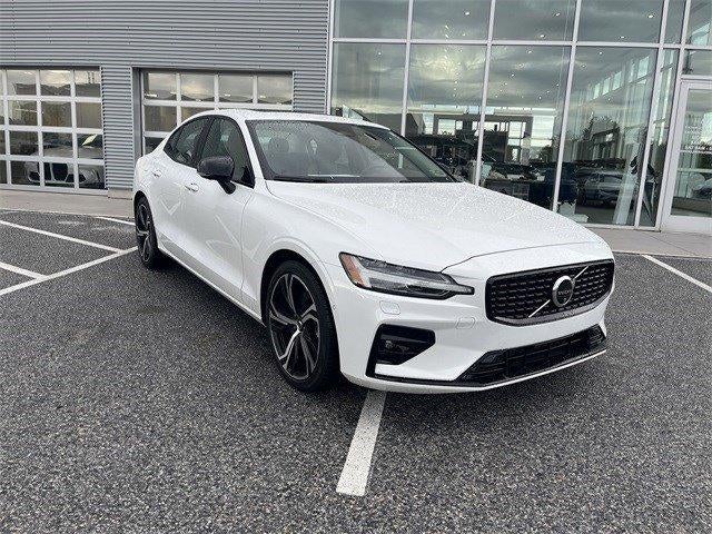 2024 Volvo S60 B5 FWD Plus Dark Theme