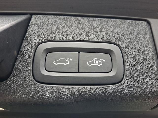 2023 Volvo XC60 B5 AWD Ultimate Bright Theme
