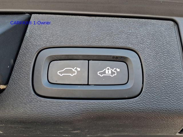 2023 Volvo XC60 B5 AWD Plus Dark Theme