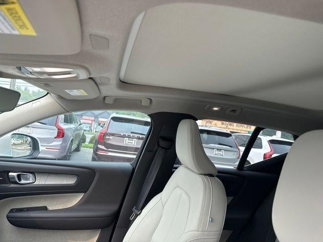 2024 Volvo XC40 B5 AWD Ultimate Bright Theme