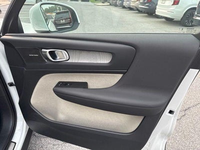 2024 Volvo XC40 B5 AWD Ultimate Bright Theme