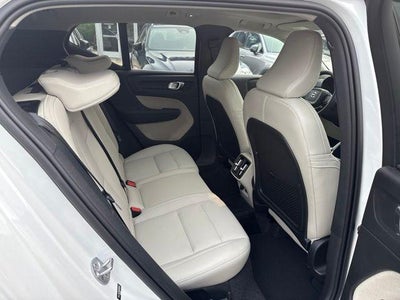 2024 Volvo XC40 B5 AWD Ultimate Bright Theme