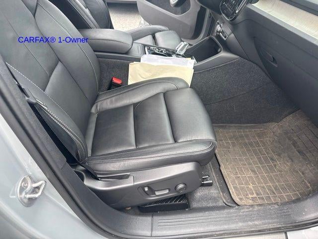 2024 Volvo XC40 B5 AWD Plus Dark Theme