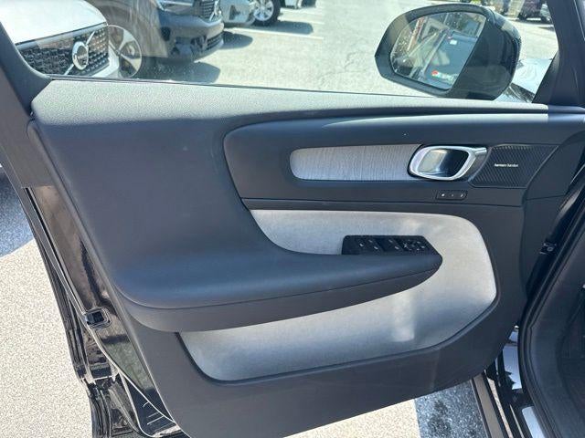 2024 Volvo XC40 B5 AWD Plus Dark Theme