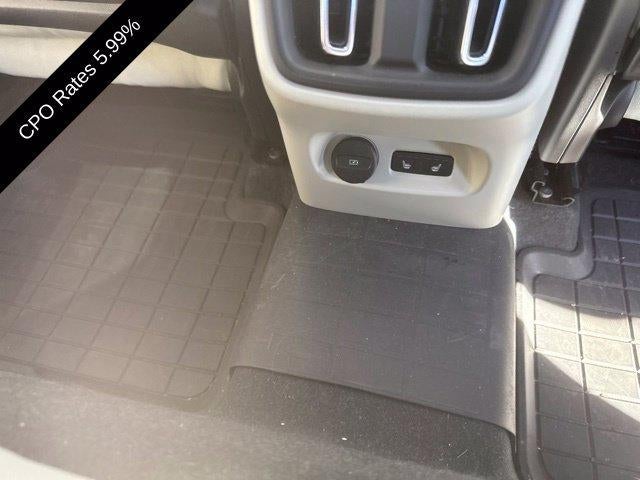 2024 Volvo XC40 B5 AWD Plus Dark Theme