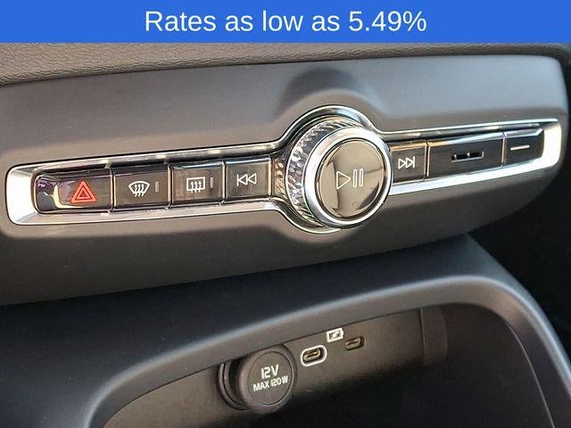 2024 Volvo XC40 B5 AWD Plus Dark Theme