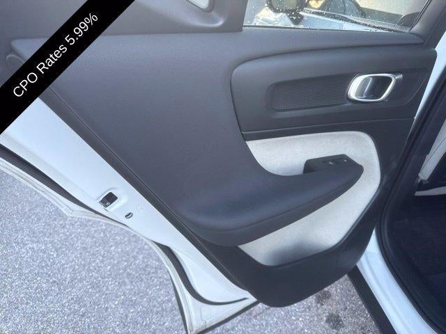 2024 Volvo XC40 B5 AWD Plus Dark Theme