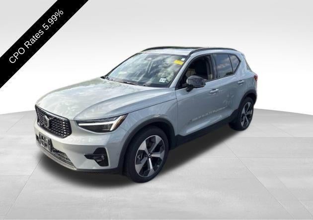 2024 Volvo XC40 B5 AWD Plus Dark Theme