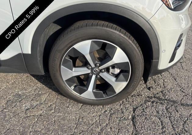 2024 Volvo XC40 B5 AWD Plus Dark Theme