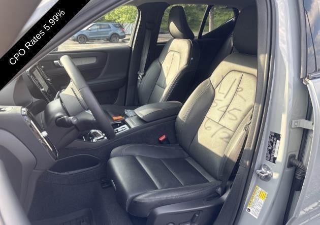 2024 Volvo XC40 B5 AWD Plus Dark Theme