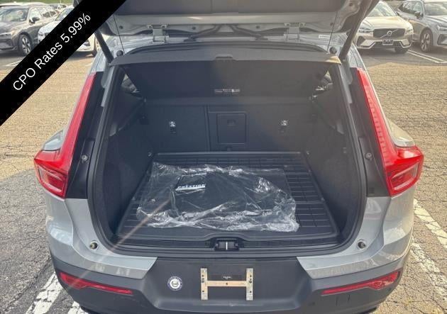 2024 Volvo XC40 B5 AWD Plus Dark Theme