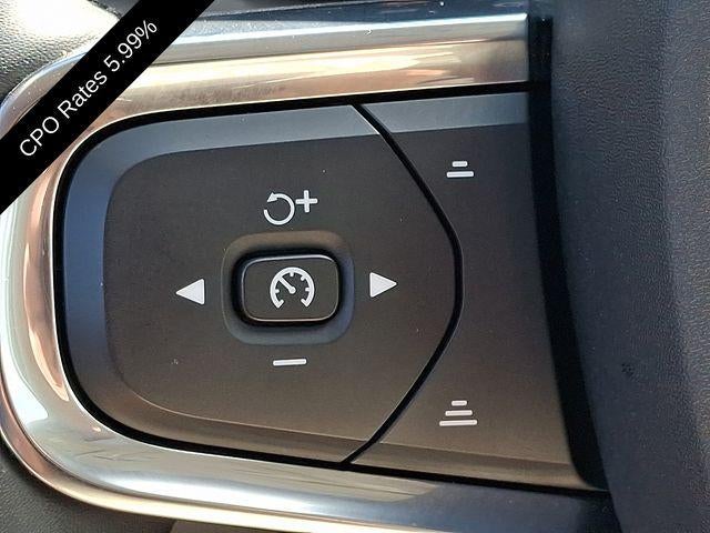 2024 Volvo XC40 B5 AWD Plus Dark Theme