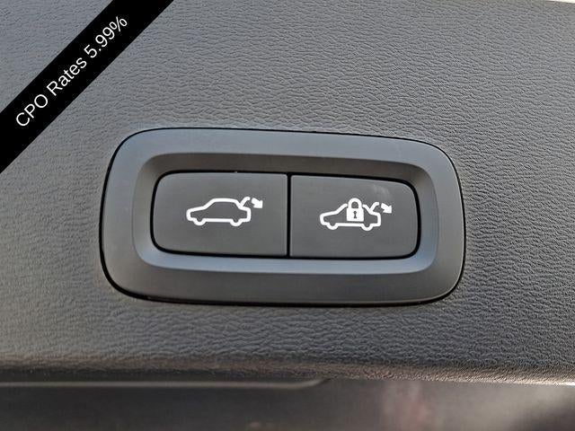 2024 Volvo XC40 B5 AWD Plus Dark Theme