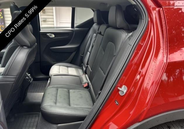 2024 Volvo XC40 B5 AWD Plus Dark Theme