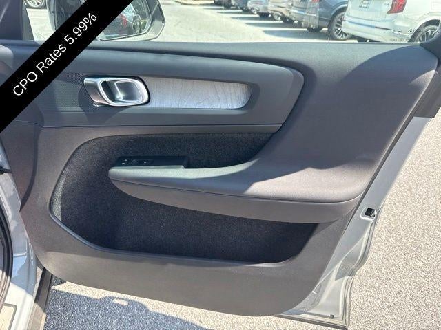 2024 Volvo XC40 B5 AWD Plus Dark Theme