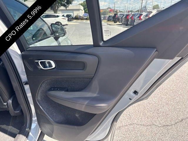 2024 Volvo XC40 B5 AWD Plus Dark Theme