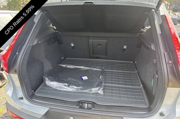 2024 Volvo XC40 B5 AWD Plus Dark Theme