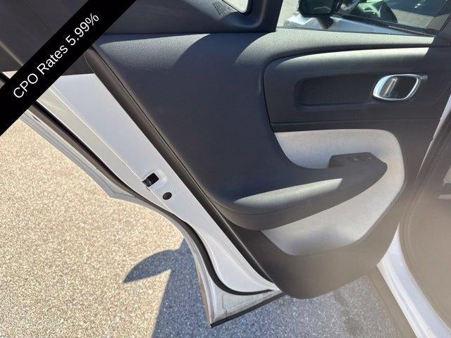 2024 Volvo XC40 B5 AWD Ultimate Dark Theme