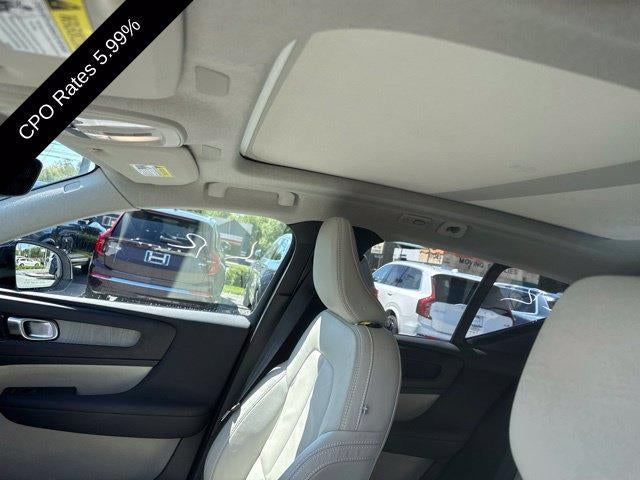 2024 Volvo XC40 B5 AWD Ultimate Dark Theme