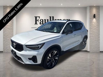 2024 Volvo XC40 B5 AWD Ultimate Dark Theme